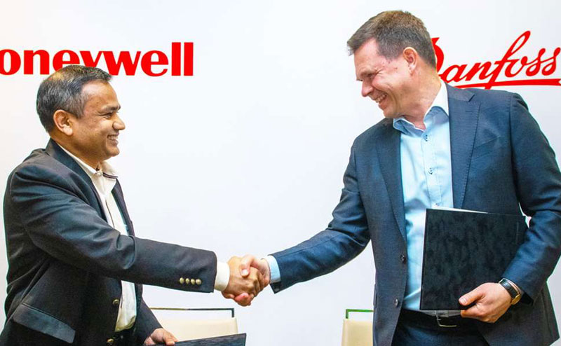 Pramesh Maheshwari, president of Honeywell Process Solutions (left) and Mika Kulju, president of Danfoss Drives (right) at the signing of their memorandum of understanding to explore a collaboration on automation systems.
